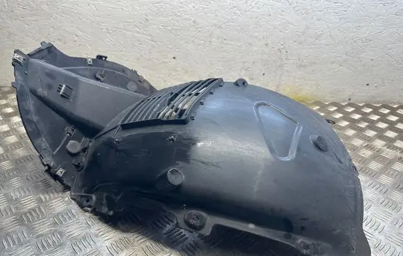 Front wheel arch liner splash guards