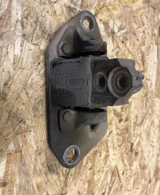 Volvo S60 Engine mount bracket 8624757
