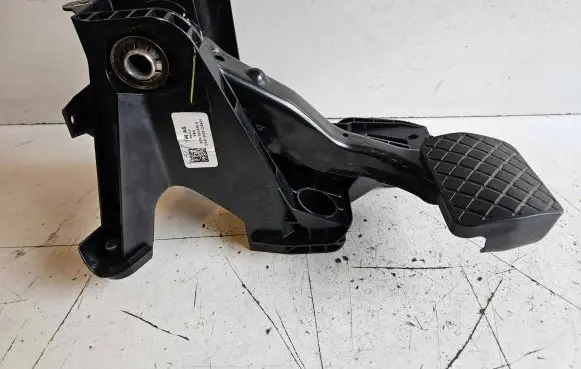 Volkswagen Tiguan Pedal assembly 5QN723058A