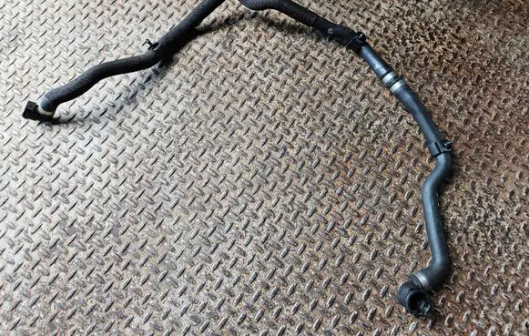BMW 5 G30 G31 Engine coolant pipe/hose 8602621