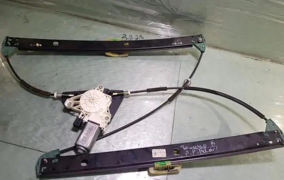 Volkswagen Touareg III Front door window regulator with motor 760837462b