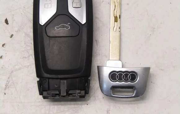 Audi A4 S4 B9 Ignition key/card 153712