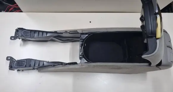 Mercedes-Benz E W211 Armrest A2116800250 E039711121