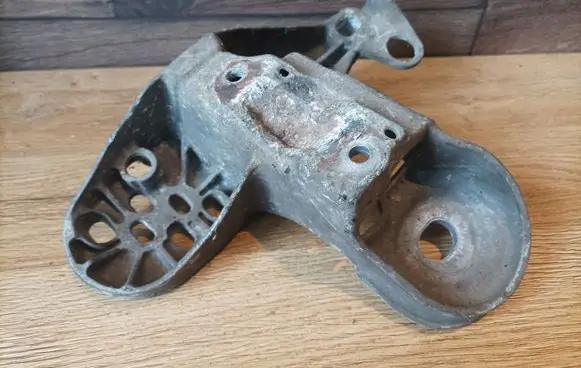 Volkswagen PASSAT B5 Engine mounting bracket 4B0199351B