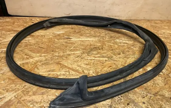 BMW 8 E31 Front door rubber seal 