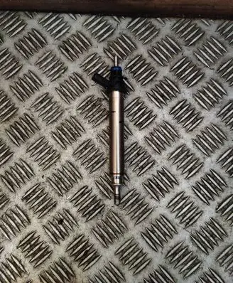 Mercedes-Benz CLA C117 X117 W117 Fuel injector A2560705600