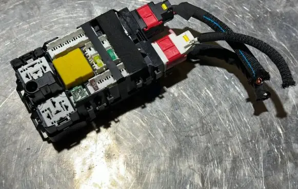 Peugeot 308 Fuse module 9665492680