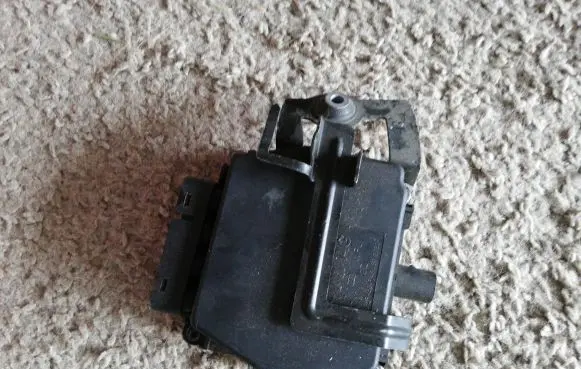 Volkswagen Golf V Turbo solenoid valve 6q0906625