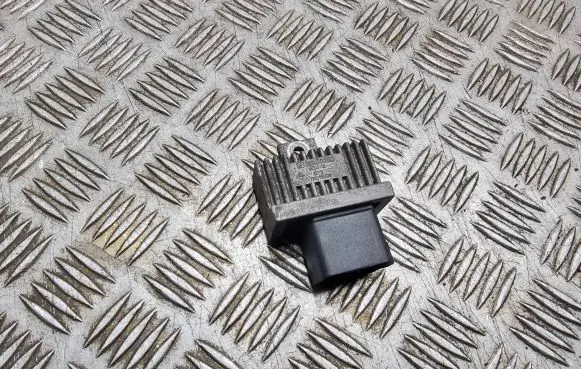 Nissan Almera N16 Glow plug pre-heat relay 7700115078