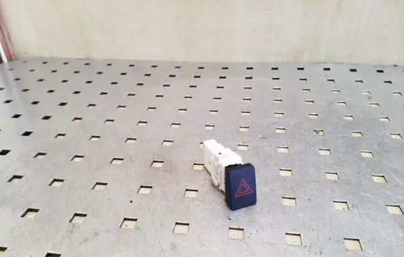 Nissan Qashqai+2 Hazard light switch