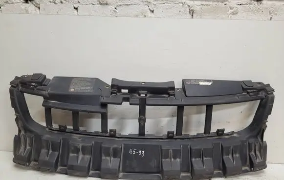 Volkswagen PASSAT B5 Front bumper upper radiator grill 3B0807231