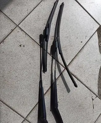 Front wiper blade arm