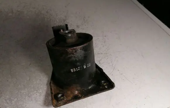 Hyundai Getz Engine mounting bracket