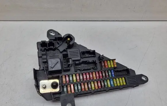 BMW 5 E60 E61 Fuse module 9138830