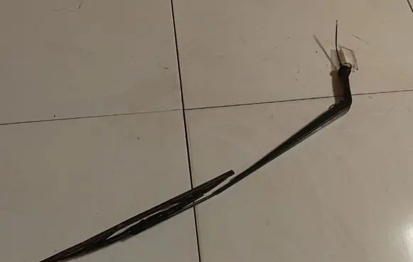 Toyota Avensis T250 Front wiper blade arm 