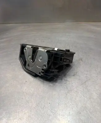 BMW 1 E81 E87 Front door lock 7167077