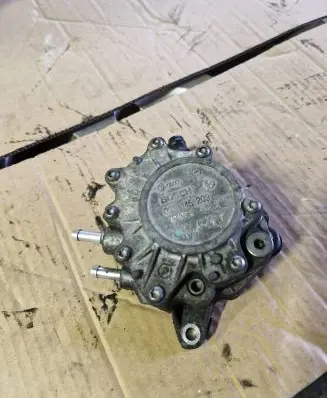 Volkswagen PASSAT B6 Vacuum pump 03G145209C