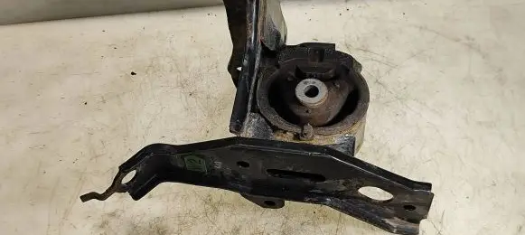 Toyota Yaris Engine mount bracket AVB9174