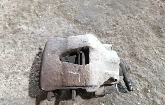 Volkswagen Golf V Front brake caliper