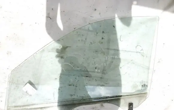 KIA Sportage Front door window glass four-door