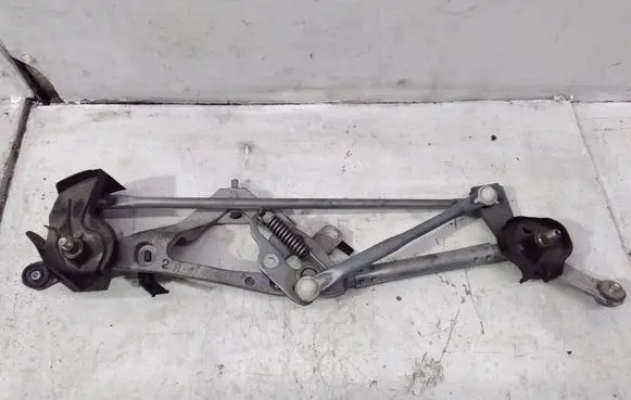 Lexus CT 200H Front wiper linkage 