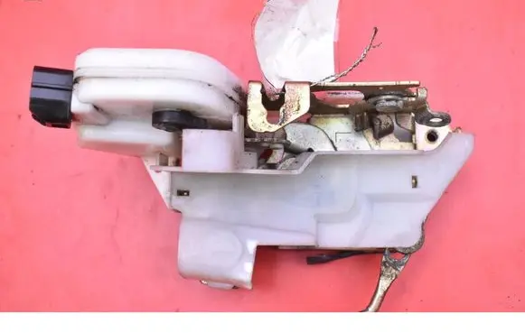 Mitsubishi Outlander Front door lock 