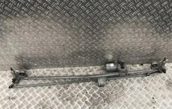 Opel Zafira B Front wiper linkage and motor