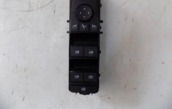 Nissan Qashqai J12 Quarter vent window switch 25401-6UB4A