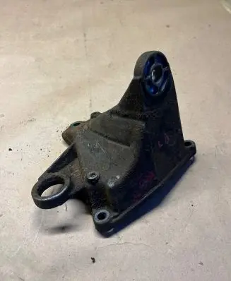 Volkswagen PASSAT B5 Engine mounting bracket 8D0399114S