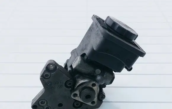 BMW 5 E39 Power steering pump 91208 2247556 32422247556