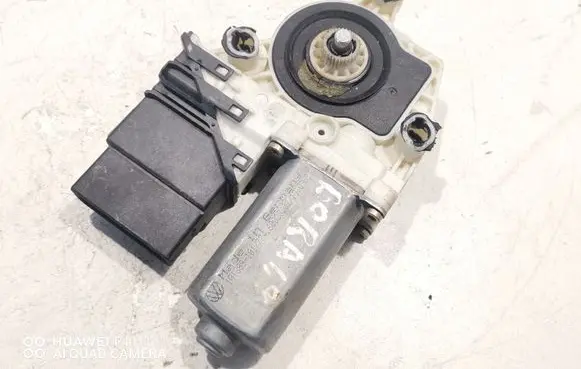 Volkswagen Golf IV Front door window regulator motor 1J4959811C 0536006002