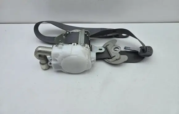 Toyota Prius (XW30) Front seatbelt 7S2070P 008077
