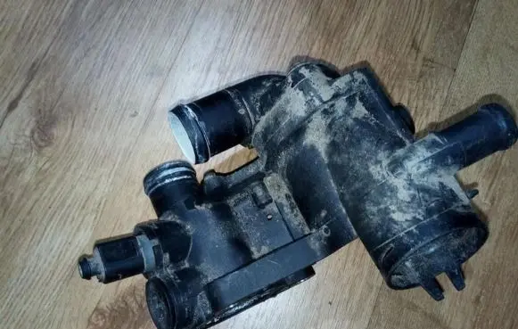 Volkswagen Golf IV Engine coolant pipe/hose 032121111