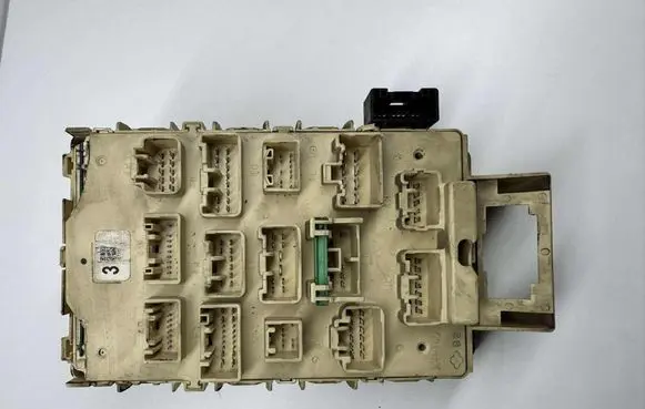 Toyota Yaris Fuse box set E11020100 128V85V