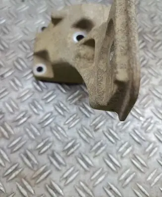 Land Rover Discovery 3 - LR3 Engine mounting bracket