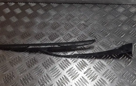 Rear wiper blade arm