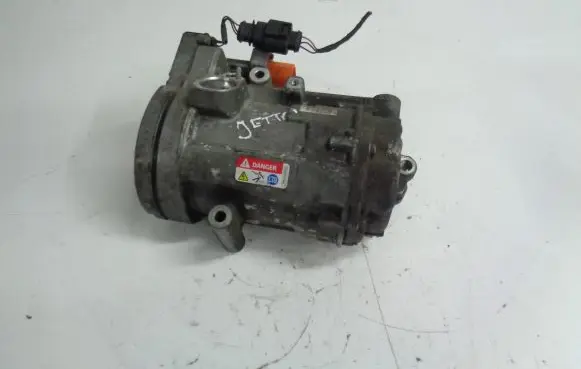 Volkswagen Jetta VI Air conditioning (A/C) compressor (pump) 5C0820803F
