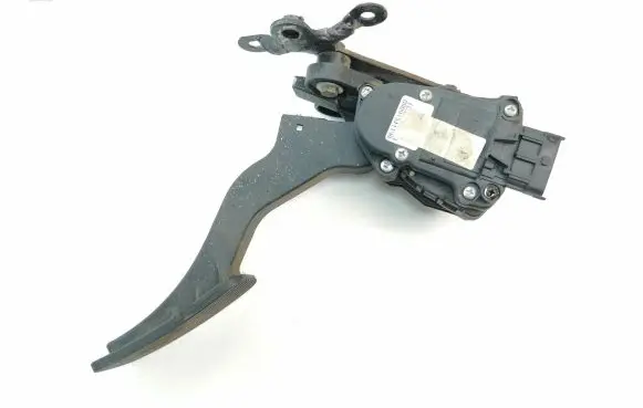 Accelerator throttle pedal