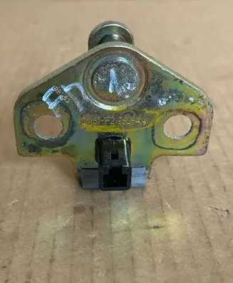 Ford Mondeo Mk III Front door lock loop/hook striker 2M51F21982AA