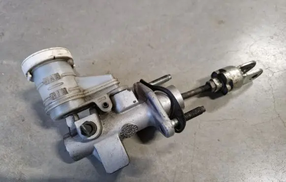 Mitsubishi L200 Clutch master cylinder