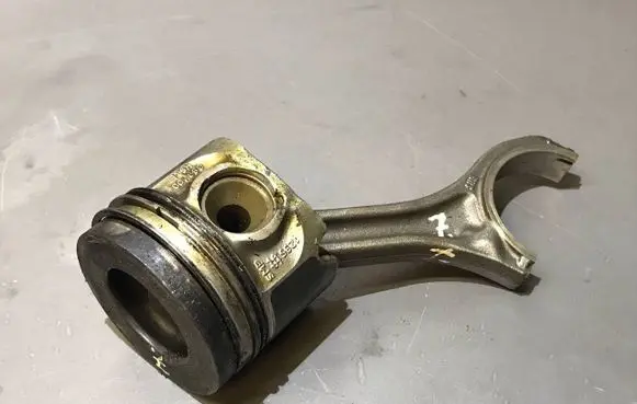 Audi A8 S8 D3 4E Piston with connecting rod 083100