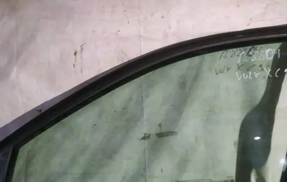 Volvo XC90 Front door window glass four-door