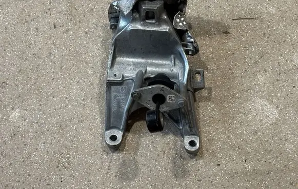 Engine mounting bracket