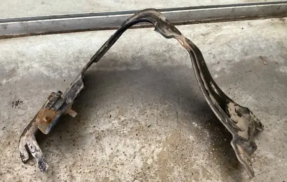 Mercedes-Benz C W203 Front bumper mounting bracket