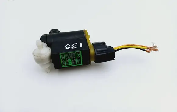 Hyundai i30 Windscreen/windshield washer pump 985102L100