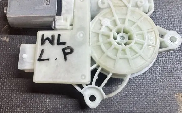 Jeep Grand Cherokee WL Front door window regulator with motor E62722102