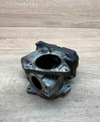 Volkswagen Touran I Throttle valve 03G131501P