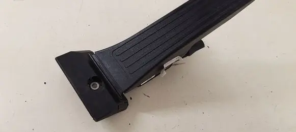 Accelerator throttle pedal