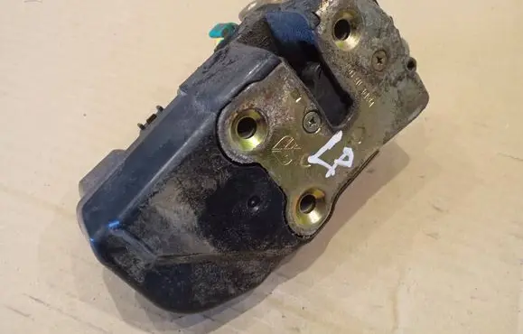 Chrysler PT Cruiser Front door lock 