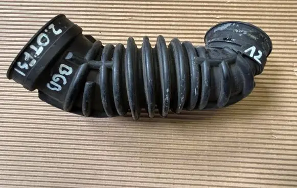 Skoda Octavia Mk2 (1Z) Turbo air intake inlet pipe/hose 8E0133356D